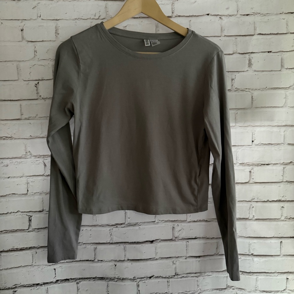 Gray Long Sleeve Women's Cropped‎ Top